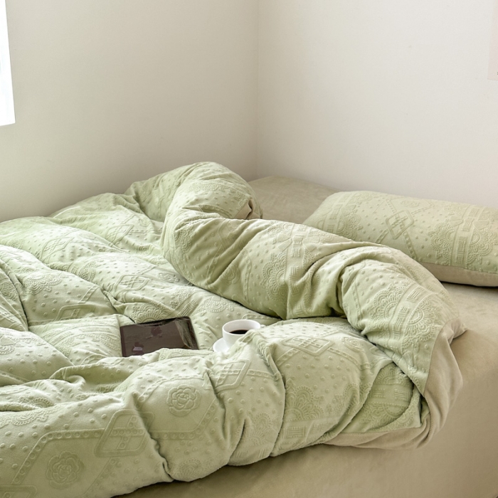 91家纺网 家纺一手货源 找家纺 优彩 2023新款高克重烂花牛奶绒剪花立体雕花牛奶绒四件套 米兰-森绿