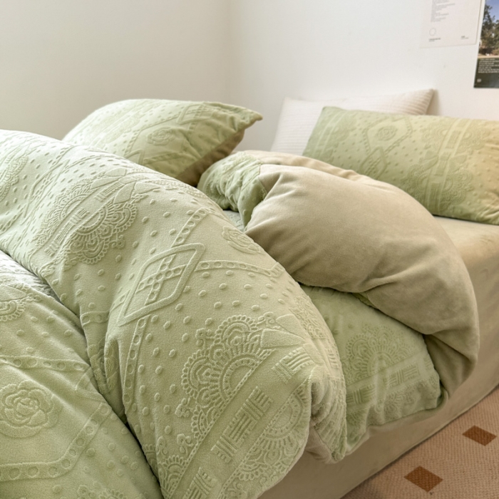 91家纺网 家纺一手货源 找家纺 优彩 2023新款高克重烂花牛奶绒剪花立体雕花牛奶绒四件套 米兰-森绿