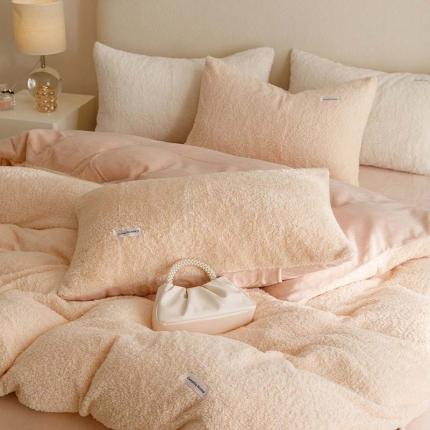 91家纺网 家纺一手货源 找家纺 2023新款小清新纯色双拼美丽绒牛奶绒四件套 米黄拼豆粉