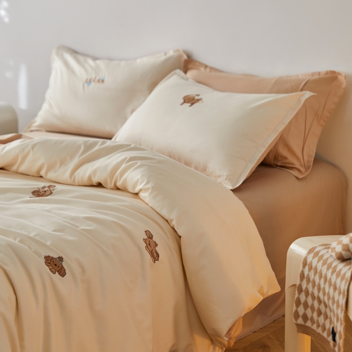 91家纺网 家纺一手货源 找家纺 秀色60支可爱刺绣贡缎长绒棉四件套全棉纯棉床上被套奶油狗-奶昔白香槟金