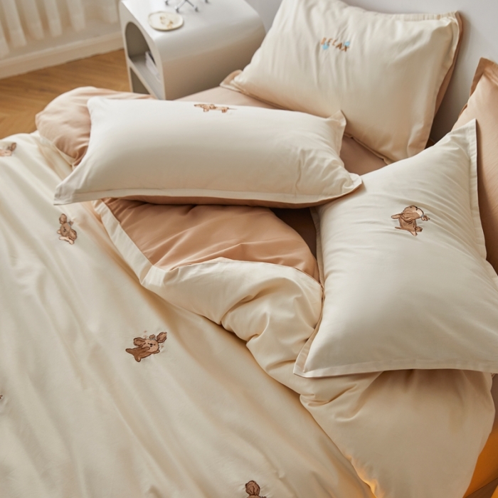 91家纺网 家纺一手货源 找家纺 秀色60支可爱刺绣贡缎长绒棉四件套全棉纯棉床上被套奶油狗-奶昔白香槟金