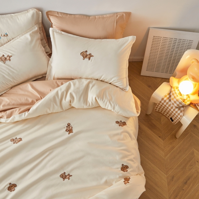 91家纺网 家纺一手货源 找家纺 秀色60支可爱刺绣贡缎长绒棉四件套全棉纯棉床上被套奶油狗-奶昔白香槟金