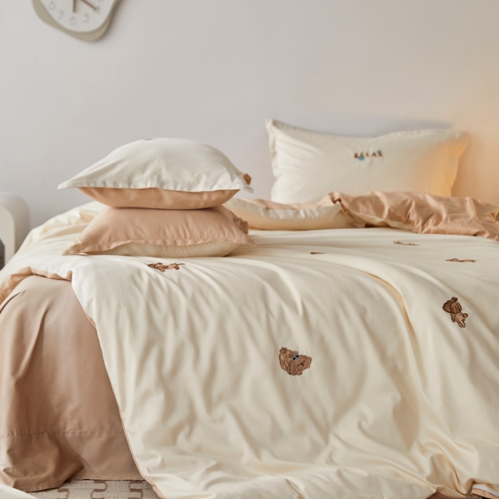 91家纺网 家纺一手货源 找家纺 秀色60支可爱刺绣贡缎长绒棉四件套全棉纯棉床上被套奶油狗-奶昔白香槟金