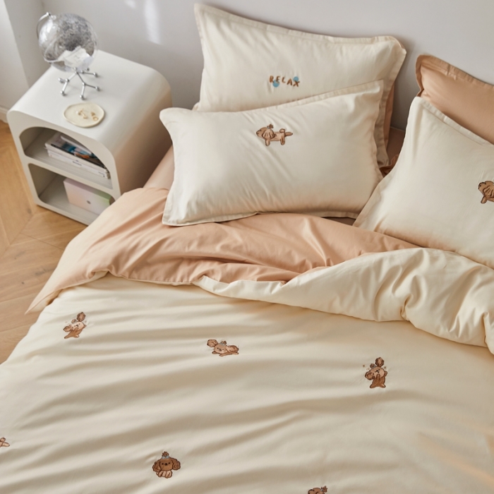 91家纺网 家纺一手货源 找家纺 秀色60支可爱刺绣贡缎长绒棉四件套全棉纯棉床上被套奶油狗-奶昔白香槟金