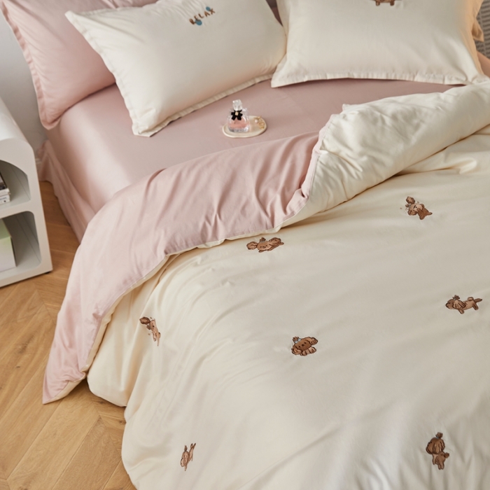 91家纺网 家纺一手货源 找家纺 秀色60支可爱刺绣贡缎长绒棉四件套全棉纯棉床上被套奶油狗-奶昔白茱萸粉