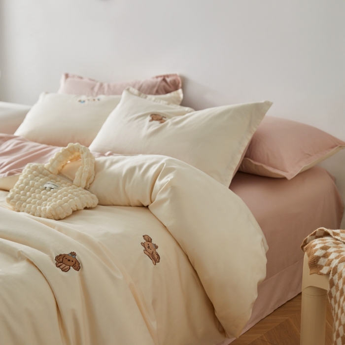 91家纺网 家纺一手货源 找家纺 秀色60支可爱刺绣贡缎长绒棉四件套全棉纯棉床上被套奶油狗-奶昔白茱萸粉