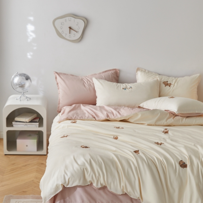 91家纺网 家纺一手货源 找家纺 秀色60支可爱刺绣贡缎长绒棉四件套全棉纯棉床上被套奶油狗-奶昔白茱萸粉