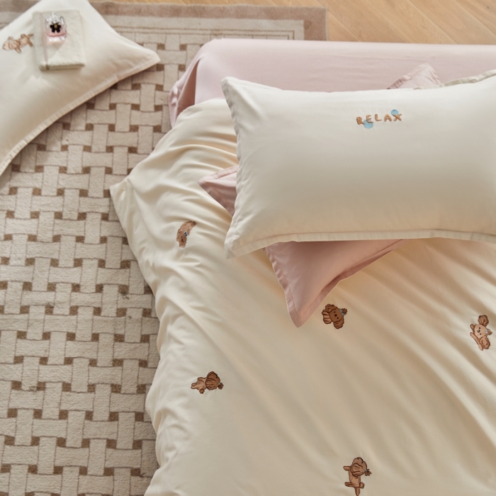 91家纺网 家纺一手货源 找家纺 秀色60支可爱刺绣贡缎长绒棉四件套全棉纯棉床上被套奶油狗-奶昔白茱萸粉