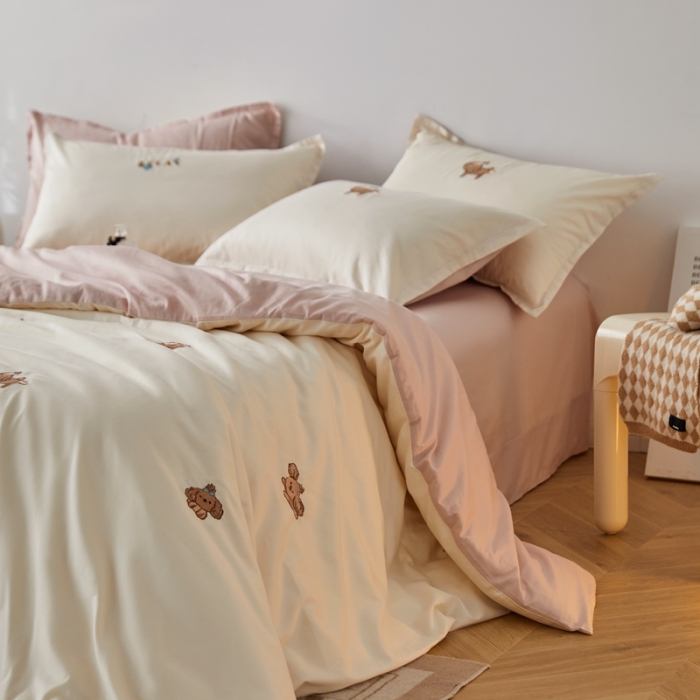 91家纺网 家纺一手货源 找家纺 秀色60支可爱刺绣贡缎长绒棉四件套全棉纯棉床上被套奶油狗-奶昔白茱萸粉