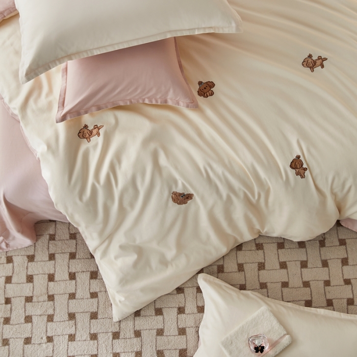 91家纺网 家纺一手货源 找家纺 秀色60支可爱刺绣贡缎长绒棉四件套全棉纯棉床上被套奶油狗-奶昔白茱萸粉