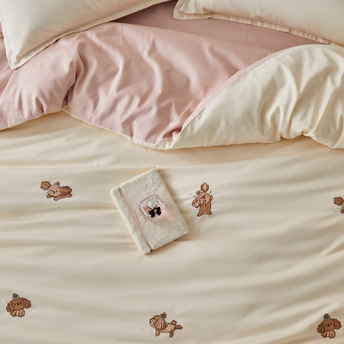 91家纺网 家纺一手货源 找家纺 秀色60支可爱刺绣贡缎长绒棉四件套全棉纯棉床上被套奶油狗-奶昔白茱萸粉