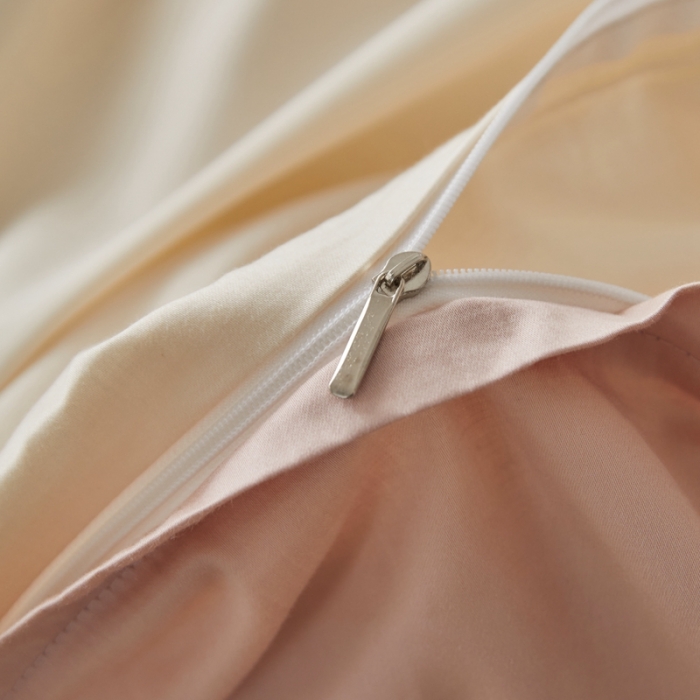 91家纺网 家纺一手货源 找家纺 秀色60支可爱刺绣贡缎长绒棉四件套全棉纯棉床上被套奶油狗-奶昔白茱萸粉