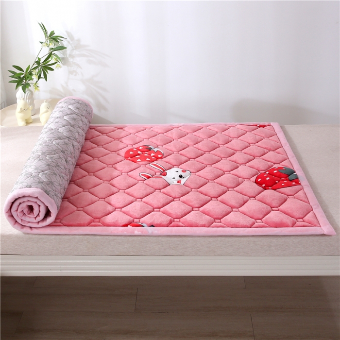 91家纺网 家纺一手货源 找家纺 东宇床垫 2025新款A类抗菌牛奶绒加厚大豆学生床垫 草莓派对