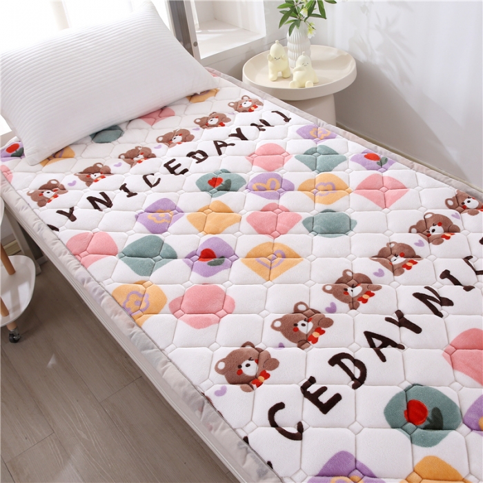 91家纺网 家纺一手货源 找家纺 东宇床垫 2025新款A类抗菌牛奶绒加厚大豆学生床垫 可爱熊