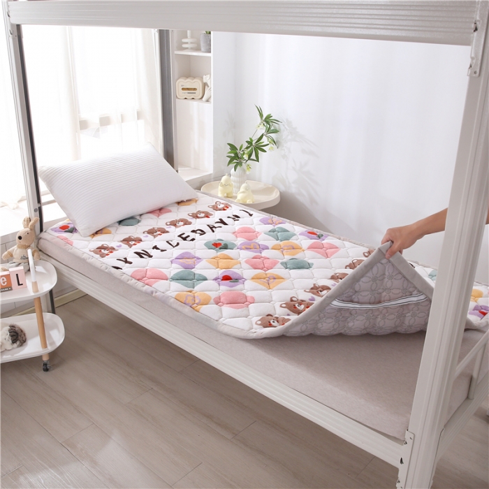 91家纺网 家纺一手货源 找家纺 东宇床垫 2025新款A类抗菌牛奶绒加厚大豆学生床垫 可爱熊