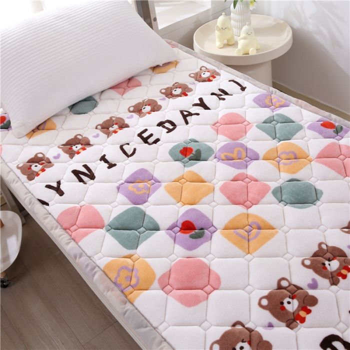 91家纺网 家纺一手货源 找家纺 东宇床垫 2025新款A类抗菌牛奶绒加厚大豆学生床垫 可爱熊