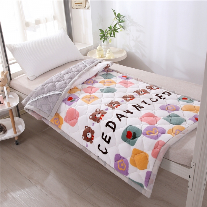 91家纺网 家纺一手货源 找家纺 东宇床垫 2025新款A类抗菌牛奶绒加厚大豆学生床垫 可爱熊