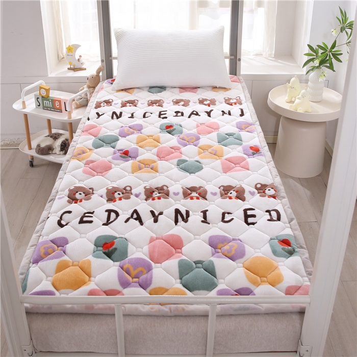 91家纺网 家纺一手货源 找家纺 东宇床垫 2025新款A类抗菌牛奶绒加厚大豆学生床垫 可爱熊