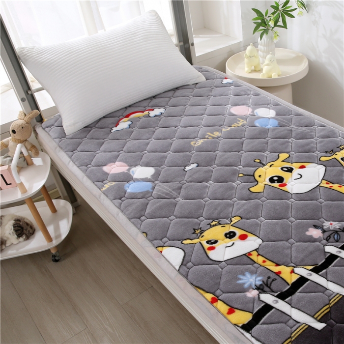 91家纺网 家纺一手货源 找家纺 东宇床垫 2025新款A类抗菌牛奶绒加厚大豆学生床垫 可爱长颈鹿