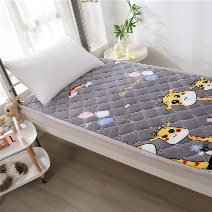 91家纺网 家纺一手货源 找家纺 东宇床垫 2025新款A类抗菌牛奶绒加厚大豆学生床垫 可爱长颈鹿