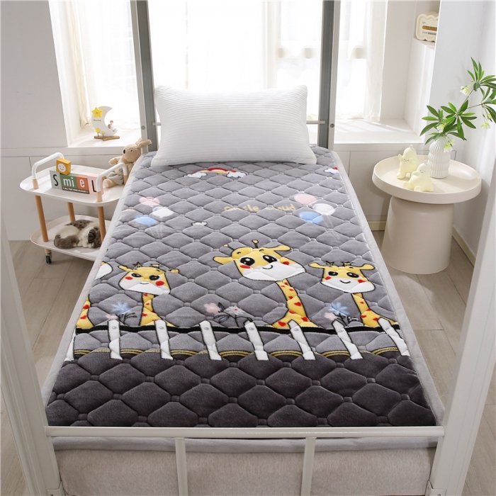 91家纺网 家纺一手货源 找家纺 东宇床垫 2025新款A类抗菌牛奶绒加厚大豆学生床垫 可爱长颈鹿