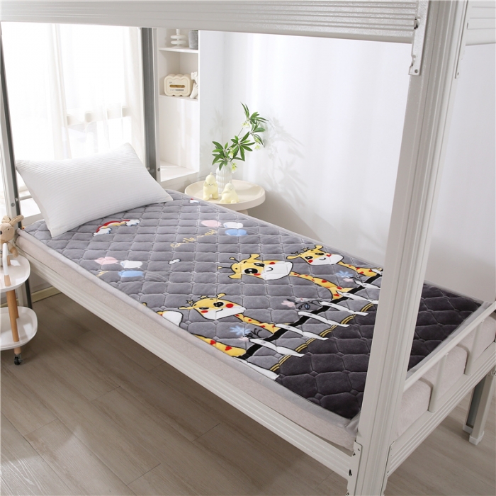 91家纺网 家纺一手货源 找家纺 东宇床垫 2025新款A类抗菌牛奶绒加厚大豆学生床垫 可爱长颈鹿