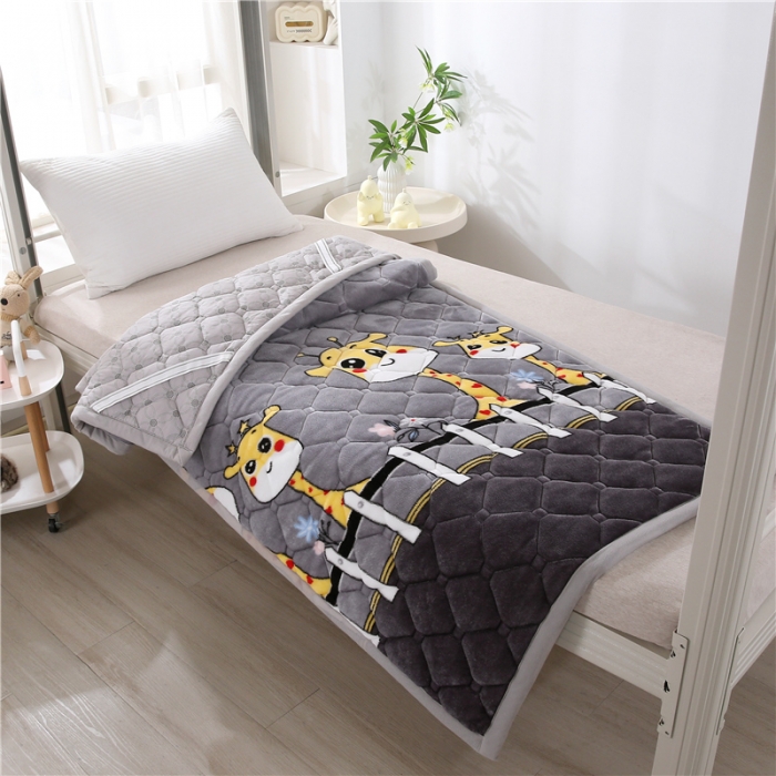 91家纺网 家纺一手货源 找家纺 东宇床垫 2025新款A类抗菌牛奶绒加厚大豆学生床垫 可爱长颈鹿