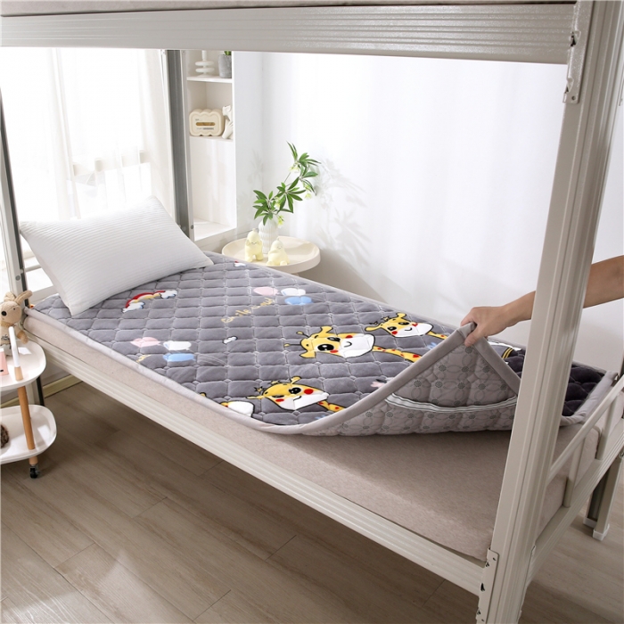 91家纺网 家纺一手货源 找家纺 东宇床垫 2025新款A类抗菌牛奶绒加厚大豆学生床垫 可爱长颈鹿