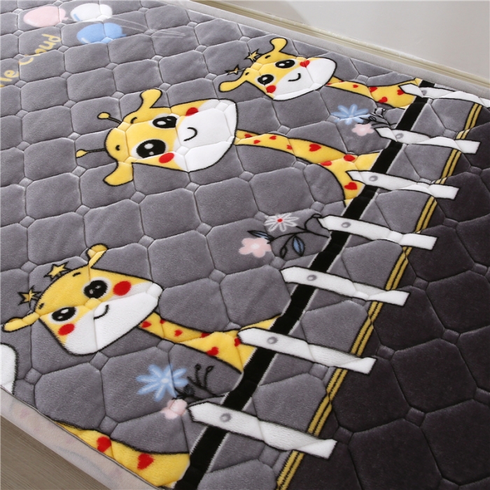 91家纺网 家纺一手货源 找家纺 东宇床垫 2025新款A类抗菌牛奶绒加厚大豆学生床垫 可爱长颈鹿