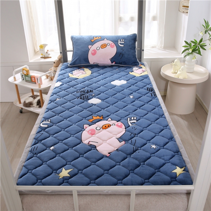 91家纺网 家纺一手货源 找家纺 东宇床垫 2025新款A类抗菌牛奶绒加厚大豆学生床垫 可爱猪