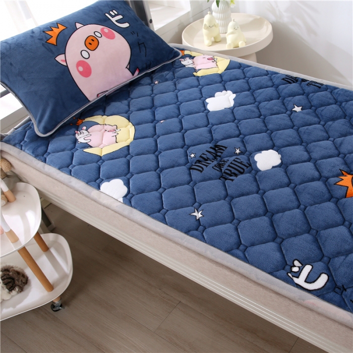 91家纺网 家纺一手货源 找家纺 东宇床垫 2025新款A类抗菌牛奶绒加厚大豆学生床垫 可爱猪