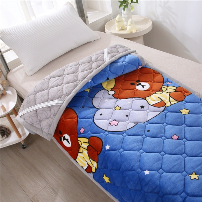 91家纺网 家纺一手货源 找家纺 东宇床垫 2025新款A类抗菌牛奶绒加厚大豆学生床垫 萌萌熊