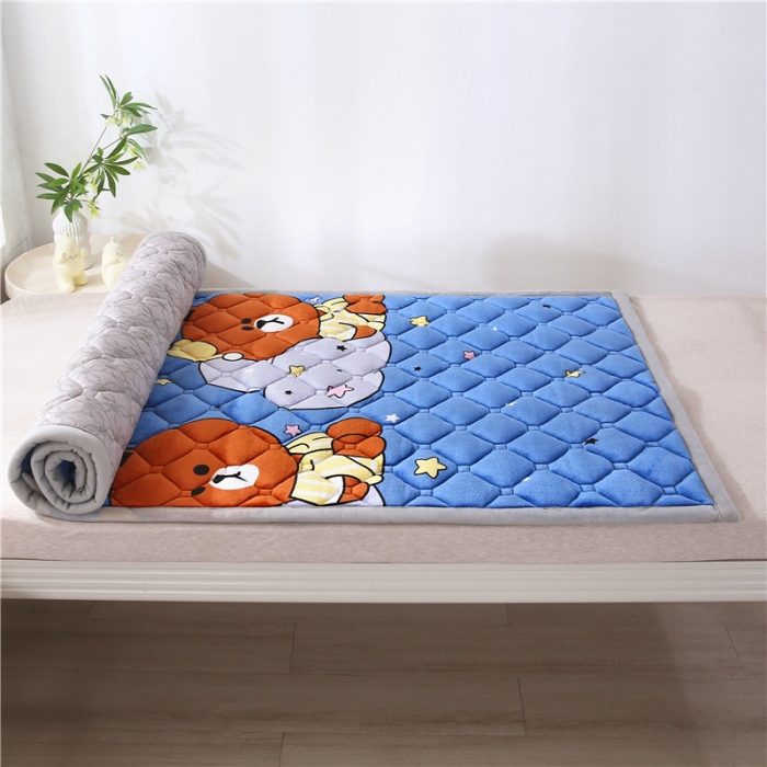 91家纺网 家纺一手货源 找家纺 东宇床垫 2025新款A类抗菌牛奶绒加厚大豆学生床垫 萌萌熊