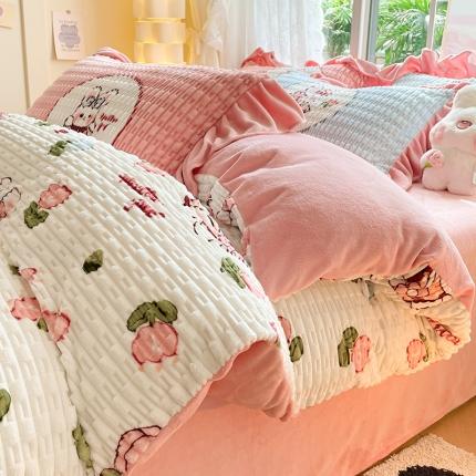 91家纺网 家纺一手货源 找家纺 摩妮卡 2025新款小清新高克重提花牛奶绒四件套玉米绒单被套 缤纷兔