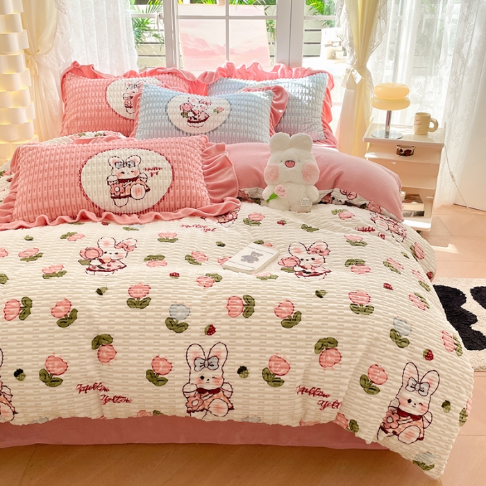 91家纺网 家纺一手货源 找家纺 摩妮卡 2025新款小清新高克重提花牛奶绒四件套玉米绒单被套 缤纷兔