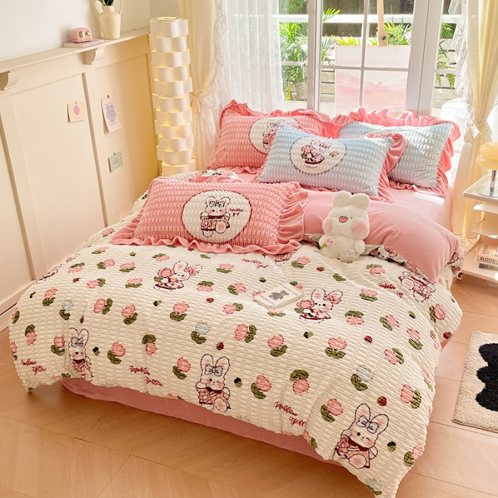 91家纺网 家纺一手货源 找家纺 摩妮卡 2025新款小清新高克重提花牛奶绒四件套玉米绒单被套 缤纷兔