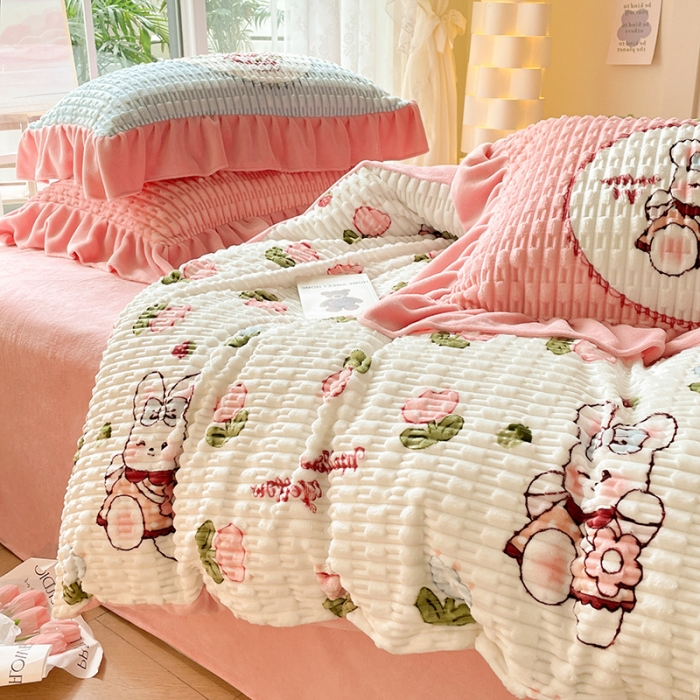 91家纺网 家纺一手货源 找家纺 摩妮卡 2025新款小清新高克重提花牛奶绒四件套玉米绒单被套 缤纷兔