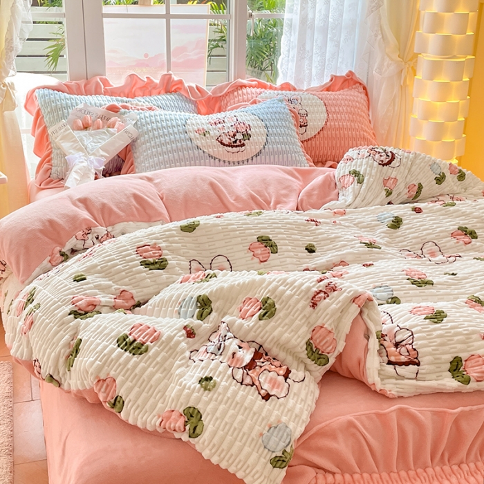 91家纺网 家纺一手货源 找家纺 摩妮卡 2025新款小清新高克重提花牛奶绒四件套玉米绒单被套 缤纷兔