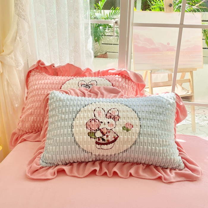 91家纺网 家纺一手货源 找家纺 摩妮卡 2025新款小清新高克重提花牛奶绒四件套玉米绒单被套 缤纷兔