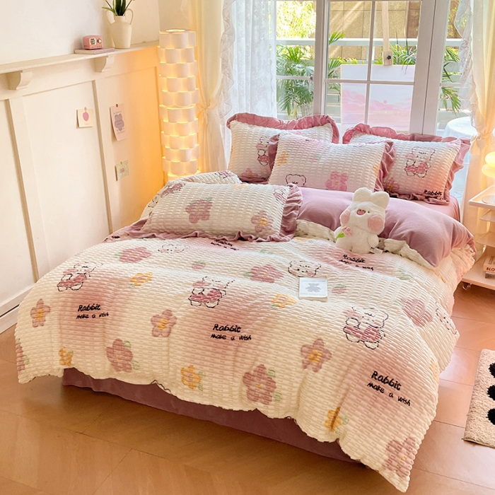 91家纺网 家纺一手货源 找家纺 摩妮卡 2025新款小清新高克重提花牛奶绒四件套玉米绒单被套 多米熊