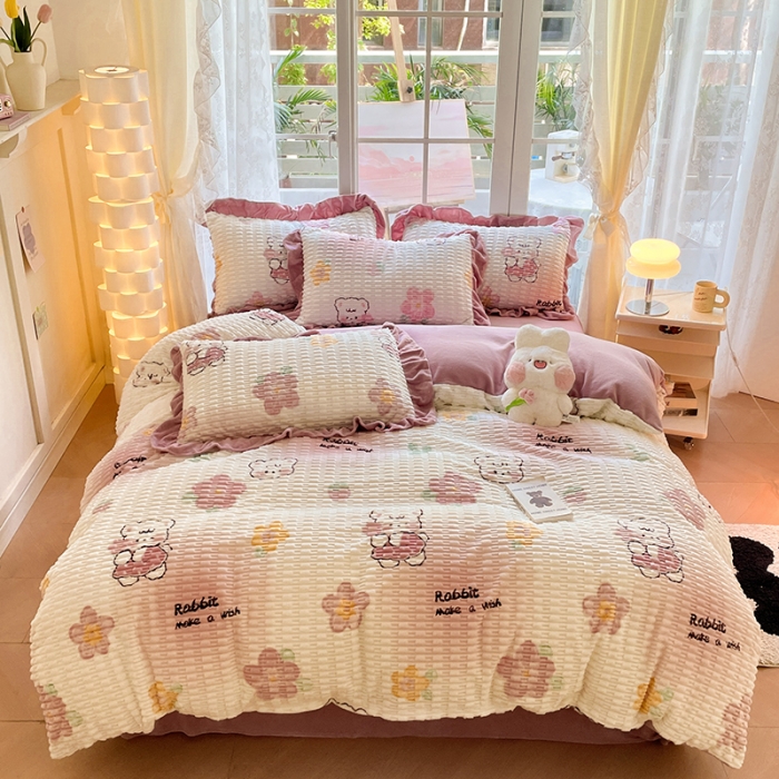 91家纺网 家纺一手货源 找家纺 摩妮卡 2025新款小清新高克重提花牛奶绒四件套玉米绒单被套 多米熊