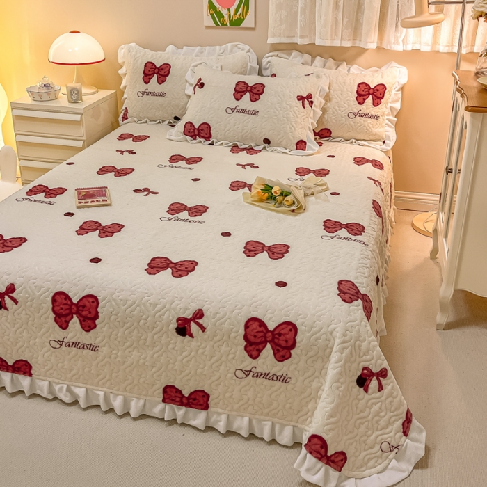 91家纺网 家纺一手货源 找家纺 沐辰家居2023新款牛奶绒印花床盖 点点蝴蝶结