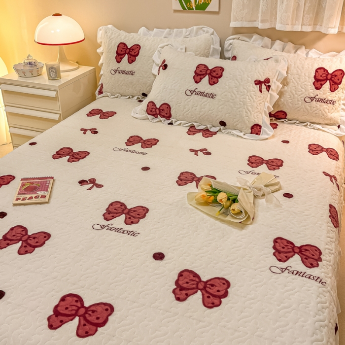 91家纺网 家纺一手货源 找家纺 沐辰家居2023新款牛奶绒印花床盖 点点蝴蝶结