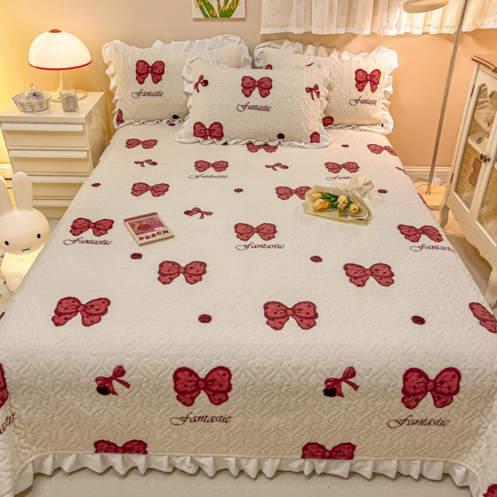 91家纺网 家纺一手货源 找家纺 沐辰家居2023新款牛奶绒印花床盖 点点蝴蝶结