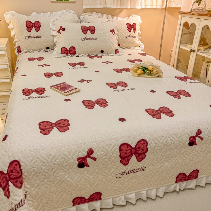 91家纺网 家纺一手货源 找家纺 沐辰家居2023新款牛奶绒印花床盖 点点蝴蝶结