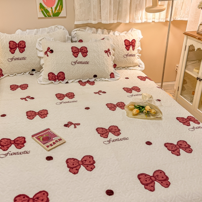 91家纺网 家纺一手货源 找家纺 沐辰家居2023新款牛奶绒印花床盖 点点蝴蝶结