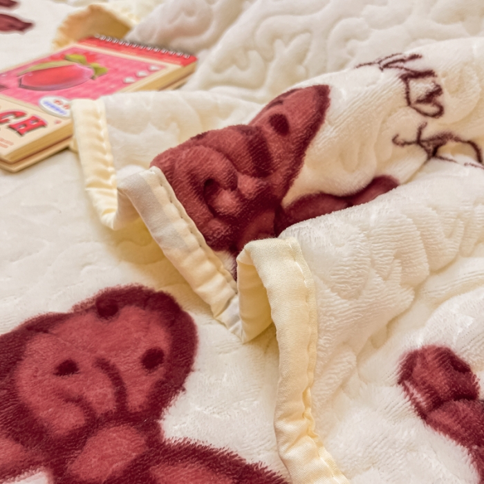 91家纺网 家纺一手货源 找家纺 沐辰家居2023新款牛奶绒印花床盖 点点蝴蝶结