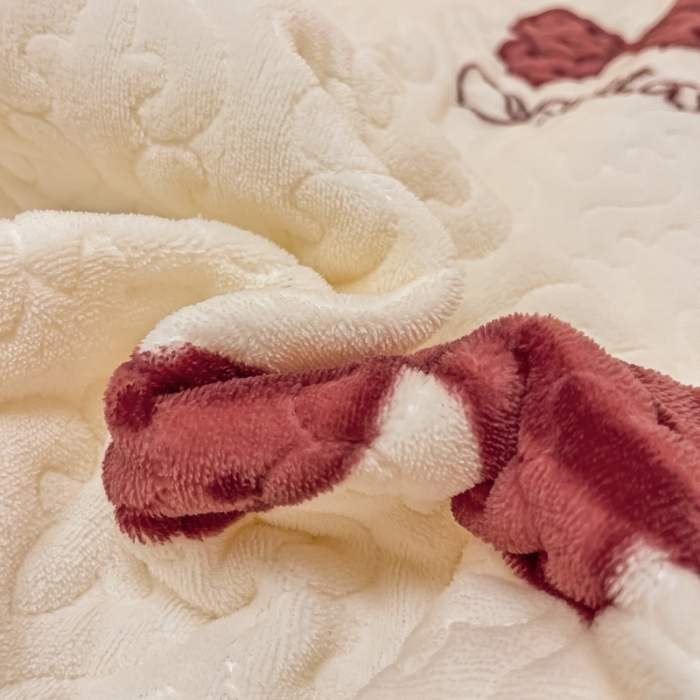 91家纺网 家纺一手货源 找家纺 沐辰家居2023新款牛奶绒印花床盖 点点蝴蝶结