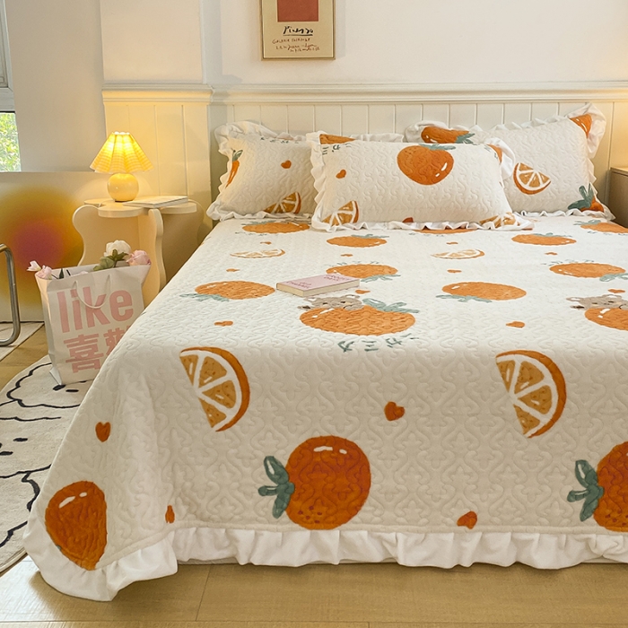 91家纺网 家纺一手货源 找家纺 沐辰家居2023新款牛奶绒印花床盖 MC橘子熊