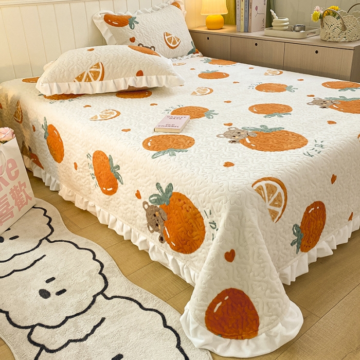 91家纺网 家纺一手货源 找家纺 沐辰家居2023新款牛奶绒印花床盖 MC橘子熊